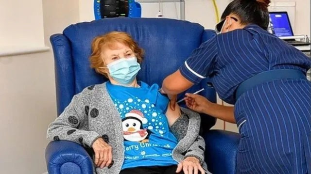Mujer de 90 años, la primera en el mundo en recibir la vacuna de Pfizer en Reino Unido
