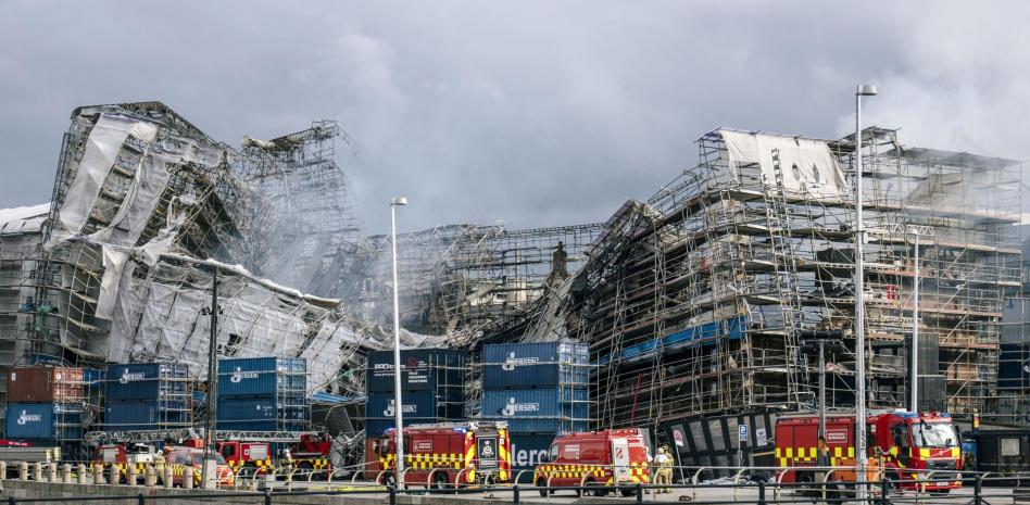 Incendio en Copenhague: se desploma la fachada del histórico edificio de la bolsa