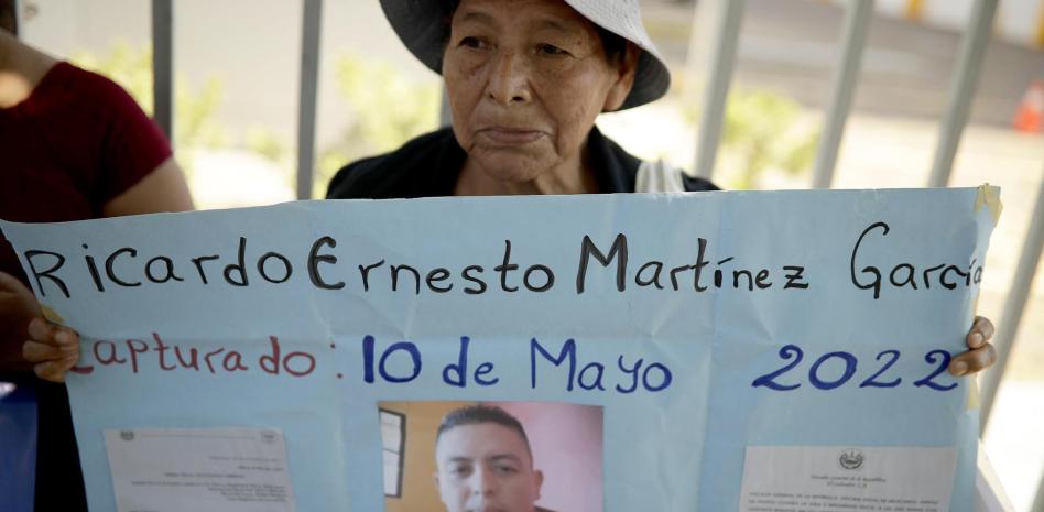 Familias de detenidos buscan ejercer defensa ante inacción de la Procuraduría salvadoreña
